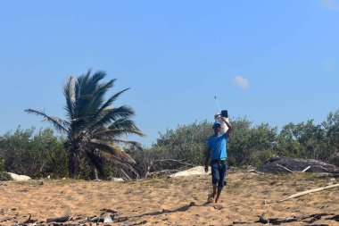 Balıkçı kumsalda yürüyor