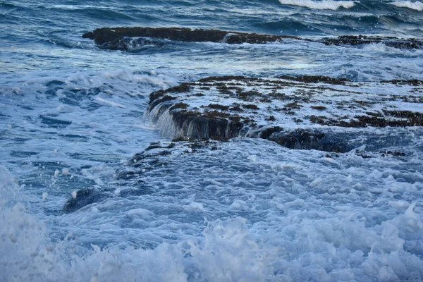 Havsvågor Slog Mot Den Klippiga Stranden — Stockfoto