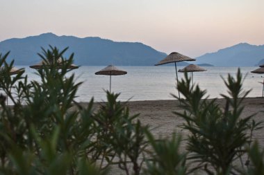 Marmaris sahilinde şemsiyeler. Türkiye