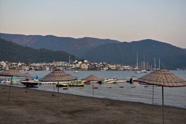 Marmaris sahilinde şemsiyeler. Türkiye