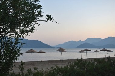 Marmaris sahilinde şemsiyeler. Türkiye
