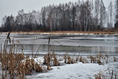 Göl kışın buzla kaplıdır.
