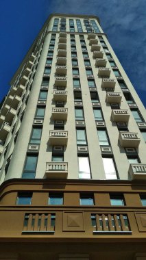 Gökyüzüne karşı çok katlı bir bina.