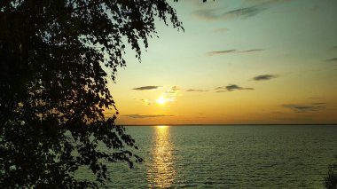 Volga nehrinde gün batımı