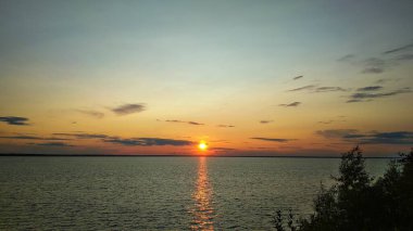 Volga nehrinde gün batımı