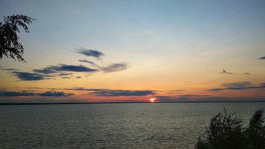 Volga nehrinde gün batımı