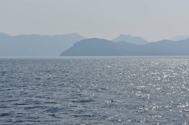 Ege kıyısındaki dağlar ve kayalıklar