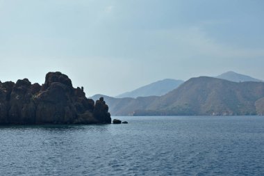 Ege kıyısındaki dağlar ve kayalıklar