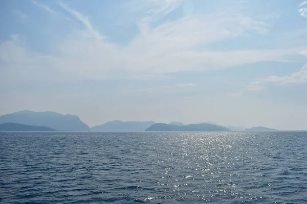Gunung Dan Tebing Pantai Aegea — Stok Foto