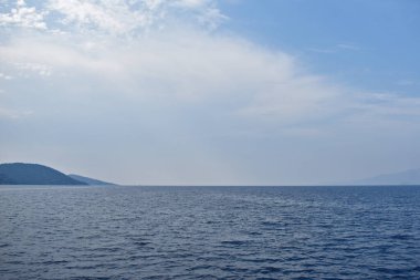 Ege kıyısındaki dağlar ve kayalıklar