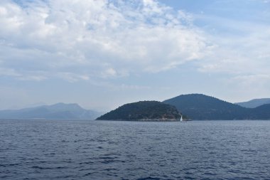 Ege kıyısındaki dağlar ve kayalıklar