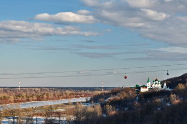 Volga Nehri 'nin karşısındaki teleferik.