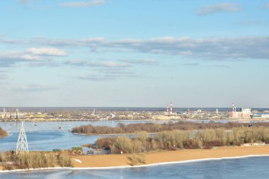 Volga Nehri 'nin karşısındaki teleferik.