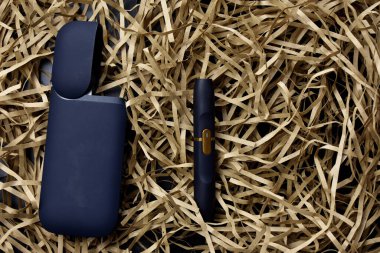 Tütünü ısıtmak için bir cihaz. e-sigara