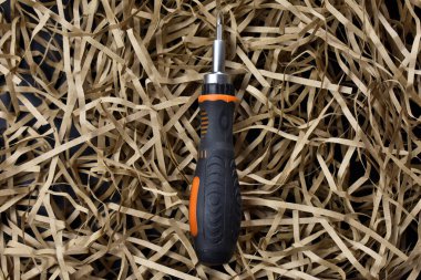 hafif bir saman arkaplanındaki tornavida