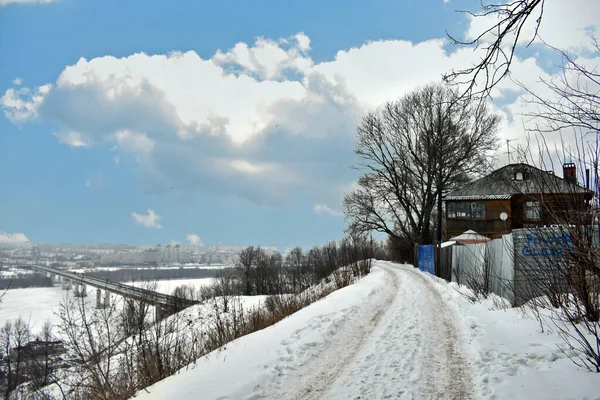 Одинокий Дом Горе Зимой — стоковое фото