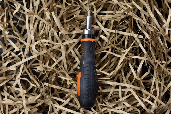 hafif bir saman arkaplanındaki tornavida