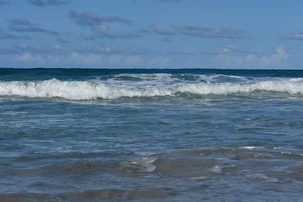 Białe Fale Błękitnej Wodzie Oceanu — Zdjęcie stockowe