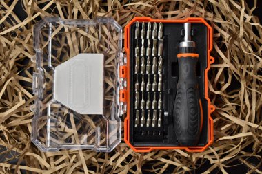 Hafif bir saman arkaplanındaki tornavida seti