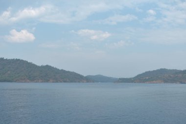 Ege Denizi 'ndeki dağların mavi siluetleri