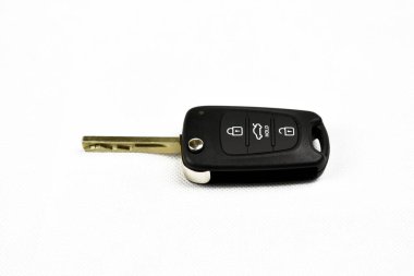 Beyaz arka planda araba anahtarı