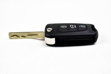 Beyaz arka planda araba anahtarı