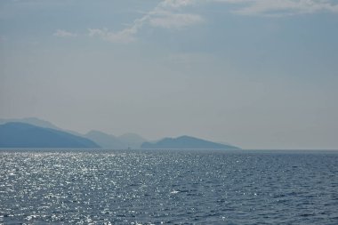 Ege Denizi 'ndeki dağların mavi siluetleri