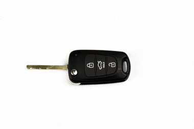 Beyaz arka planda araba anahtarı