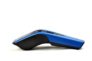 Beyaz arka planda saç kesicisi.