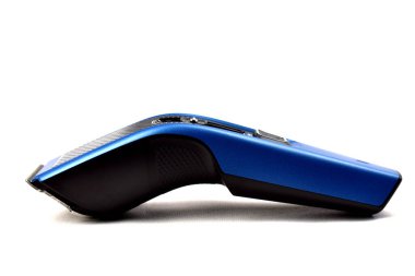 Beyaz arka planda saç kesicisi.