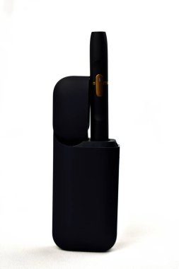 Tütünü ısıtmak için bir cihaz. Beyaz arka planda e-sigara