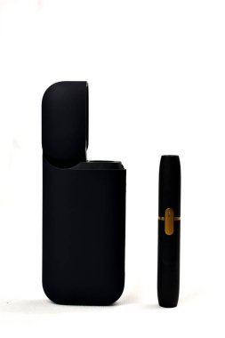 Tütünü ısıtmak için bir cihaz. Beyaz arka planda e-sigara