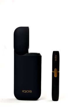 Tütünü ısıtmak için bir cihaz. Beyaz arka planda e-sigara