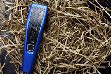 Hafif bir saman arka planında saç kesicisi