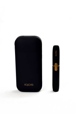 Tütünü ısıtmak için bir cihaz. Beyaz arka planda e-sigara