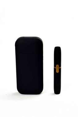 Tütünü ısıtmak için bir cihaz. Beyaz arka planda e-sigara