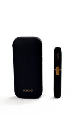 Tütünü ısıtmak için bir cihaz. Beyaz arka planda e-sigara