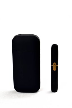 Tütünü ısıtmak için bir cihaz. Beyaz arka planda e-sigara