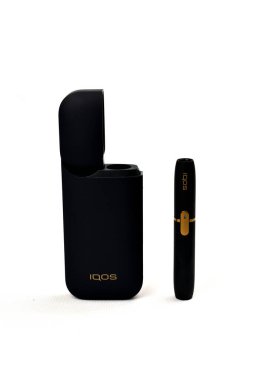 Tütünü ısıtmak için bir cihaz. Beyaz arka planda e-sigara