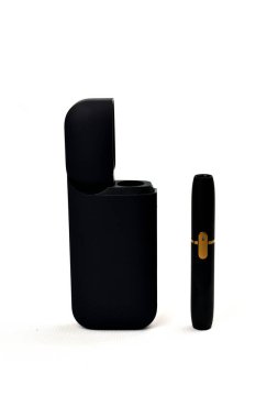 Tütünü ısıtmak için bir cihaz. Beyaz arka planda e-sigara