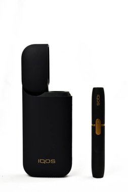 Tütünü ısıtmak için bir cihaz. Beyaz arka planda e-sigara