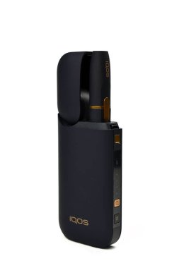 Tütünü ısıtmak için bir cihaz. Beyaz arka planda e-sigara