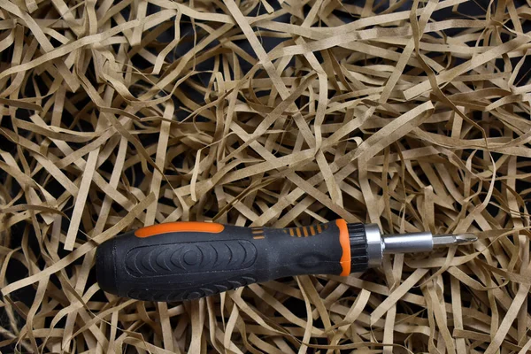 hafif bir saman arkaplanındaki tornavida