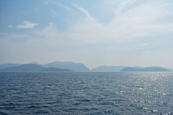 Ege Denizi 'ndeki dağların mavi siluetleri