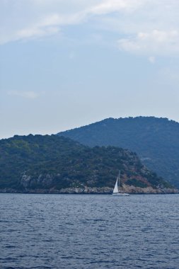 Ege kıyısındaki güzel dağlar