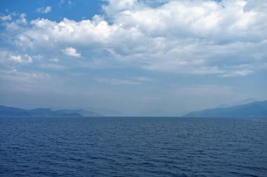 Ege kıyısındaki güzel dağlar