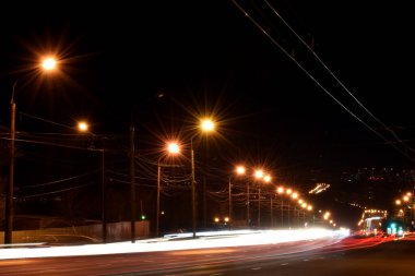 Gece şehirde trafik vardı.