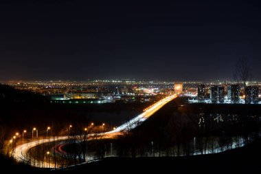 Gece köprüde trafik vardı.