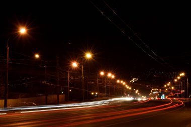 Gece şehirde trafik vardı.
