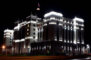 Harika güzel bina geceleri parlıyor.